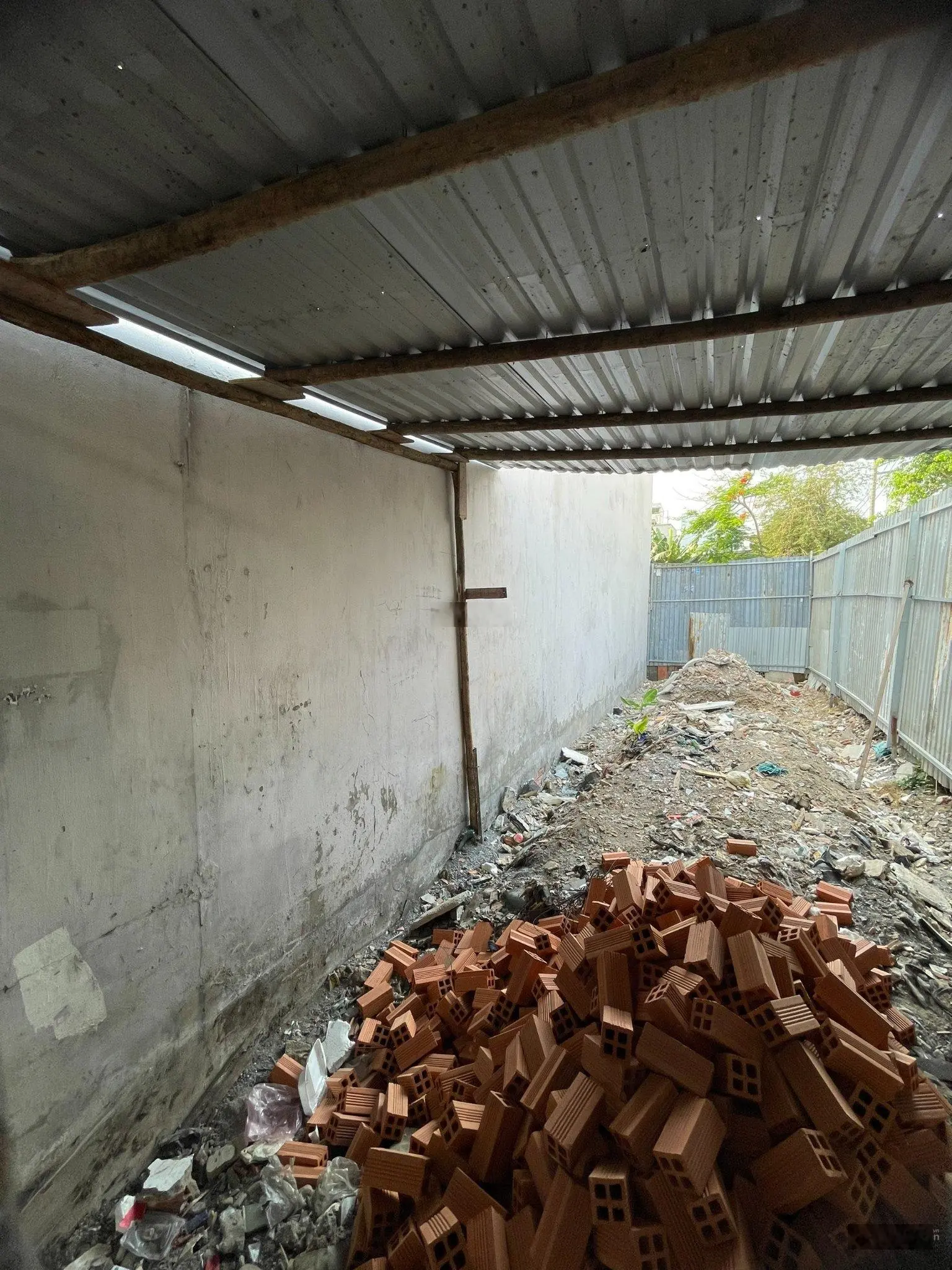 Bán gấp lô đất mặt tiền đường lớn, đang xây dựng, có sẵn đồng hồ điện, đường số 6, BHHB, Bình Tân