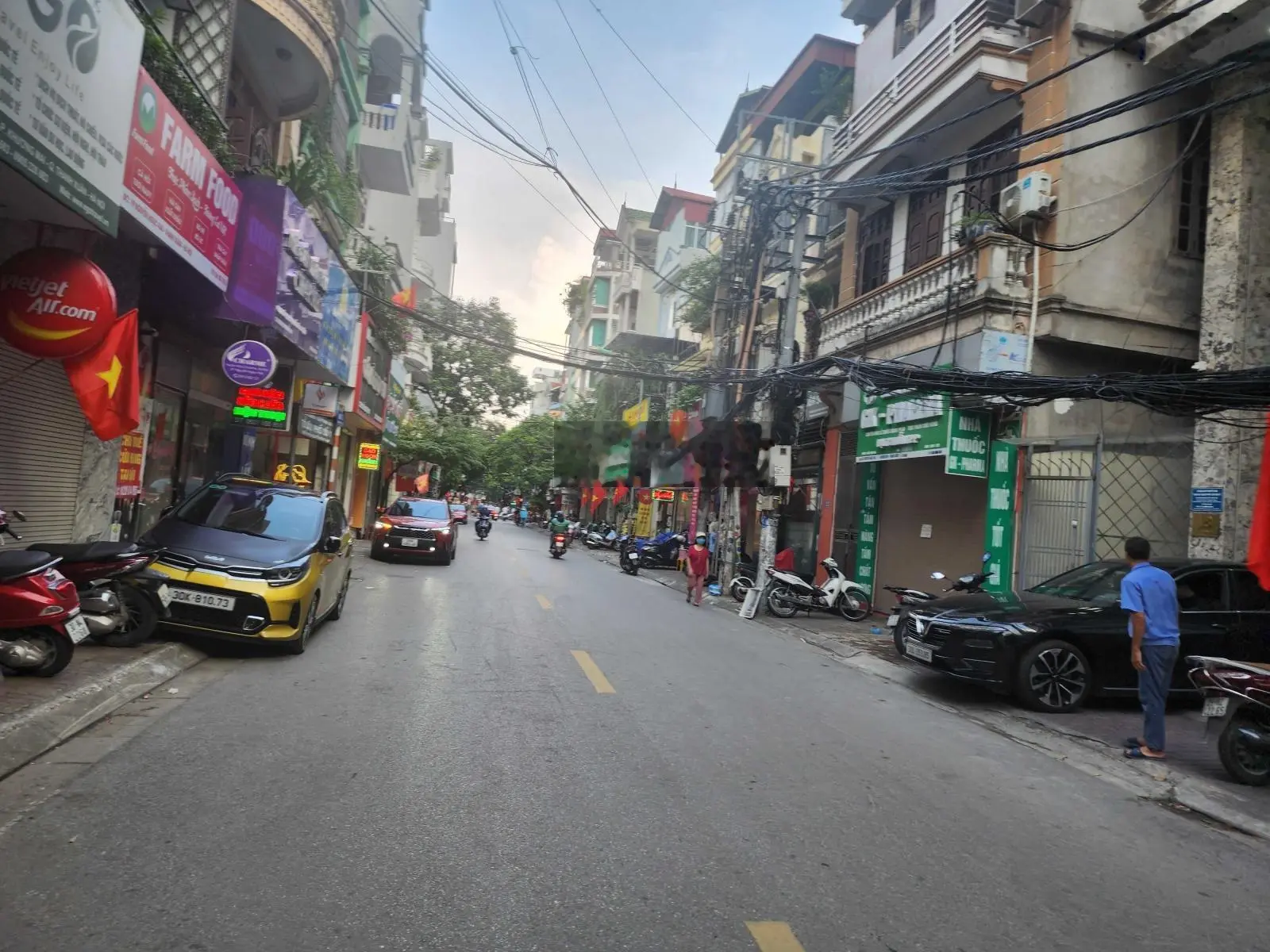 Bán nhà phố Hào Nam, quận Đống Đa, 69mx 4tầng gần phố, gara ô tô, an sinh tốt, kinh doanh văn phòng