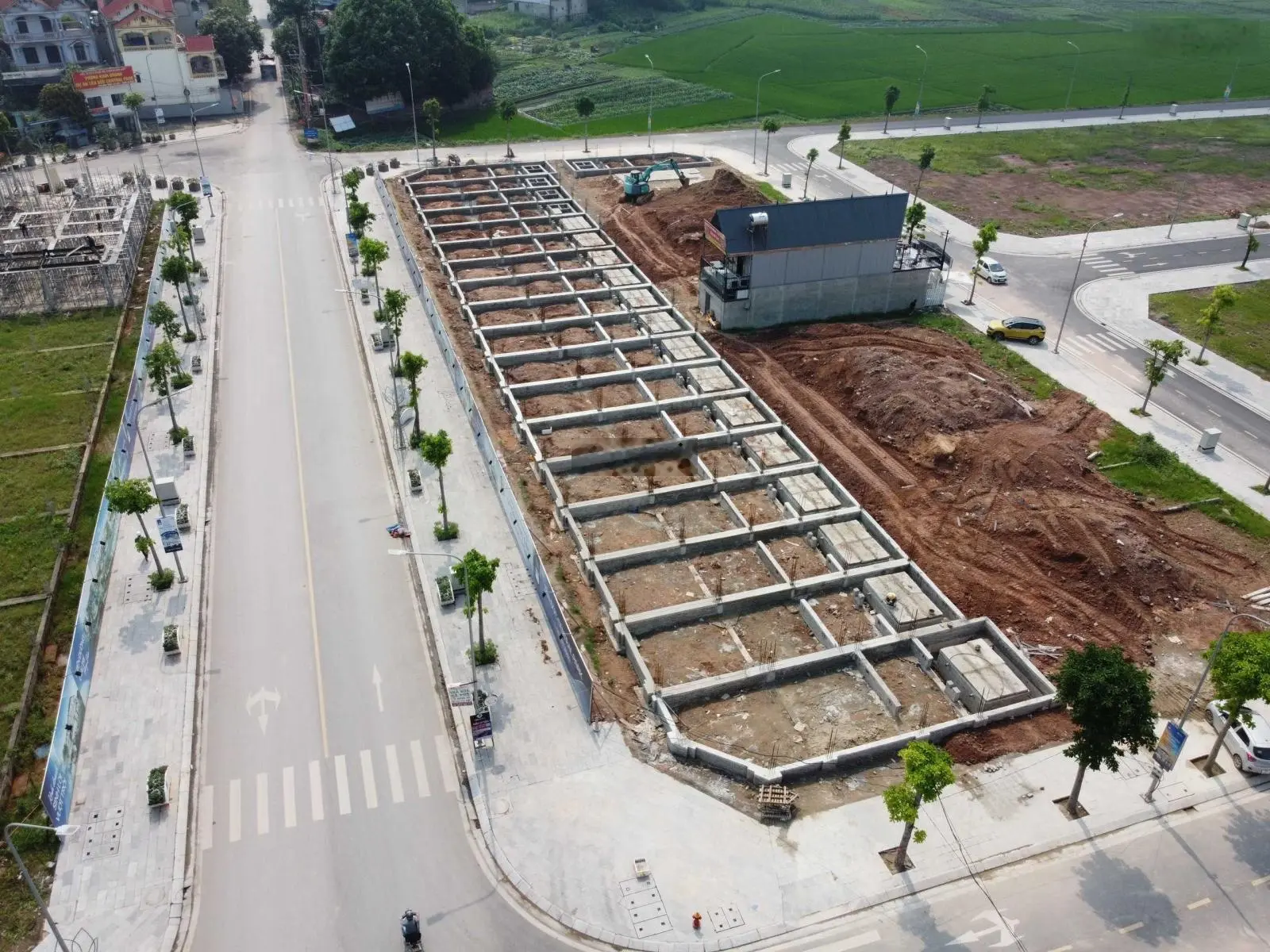 Bán gấp lô góc hai mặt tiền đối diện công viên và hồ điều hoà