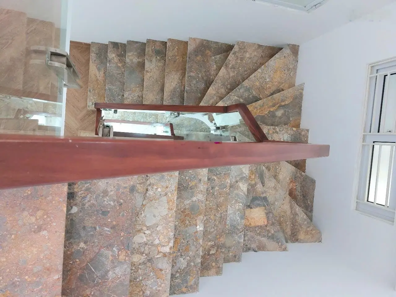 Long Biên nhà dân xây chắc chắc gần 50m2, mặt tiền hơn 4m. Giá chỉ 5.5 tỷ