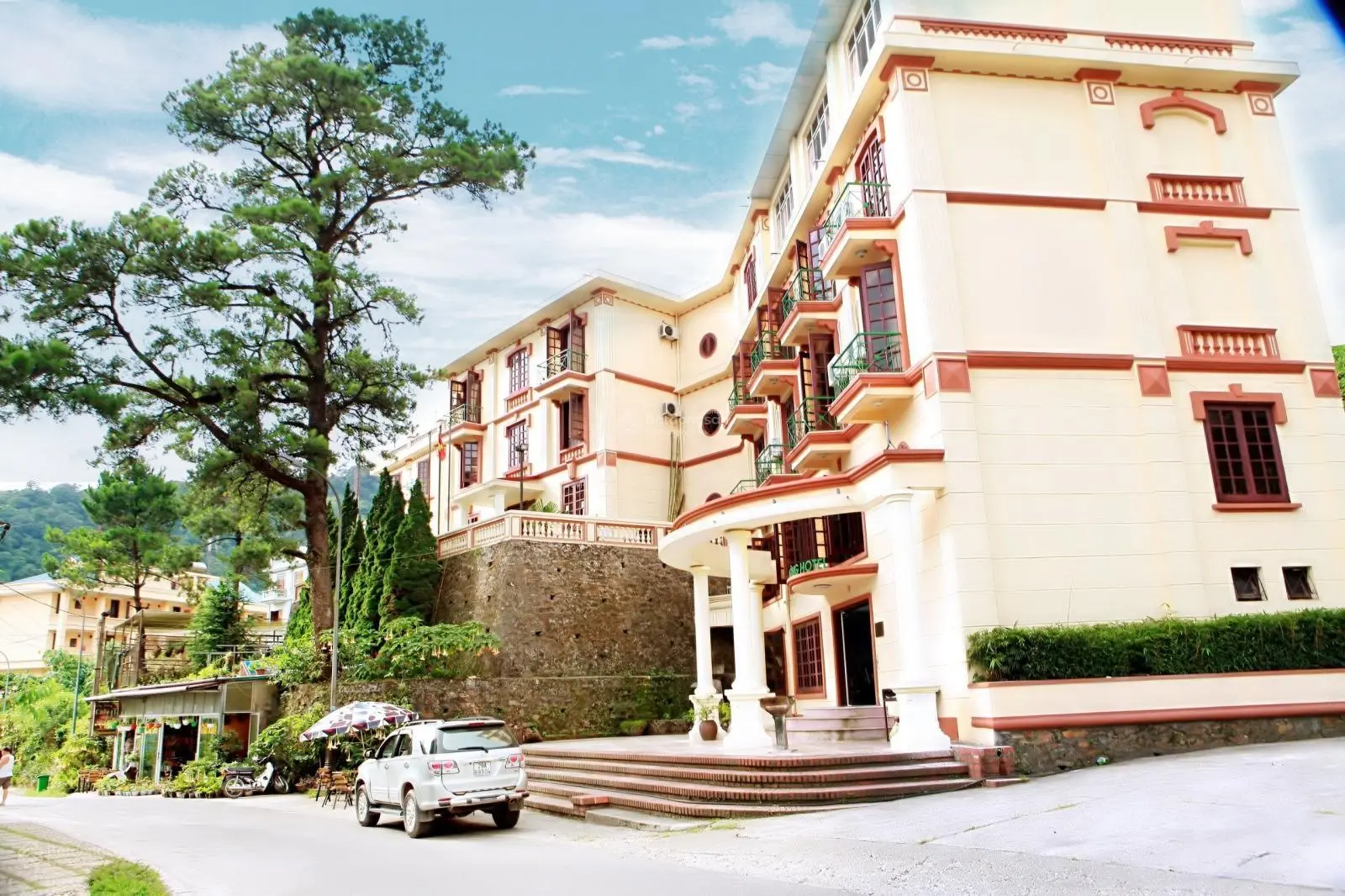 Bán khách sạn Tam Đảo. Lô góc 1250m2. mặt tiền 150m. giá 105tr/m2, LH 0867.313.919