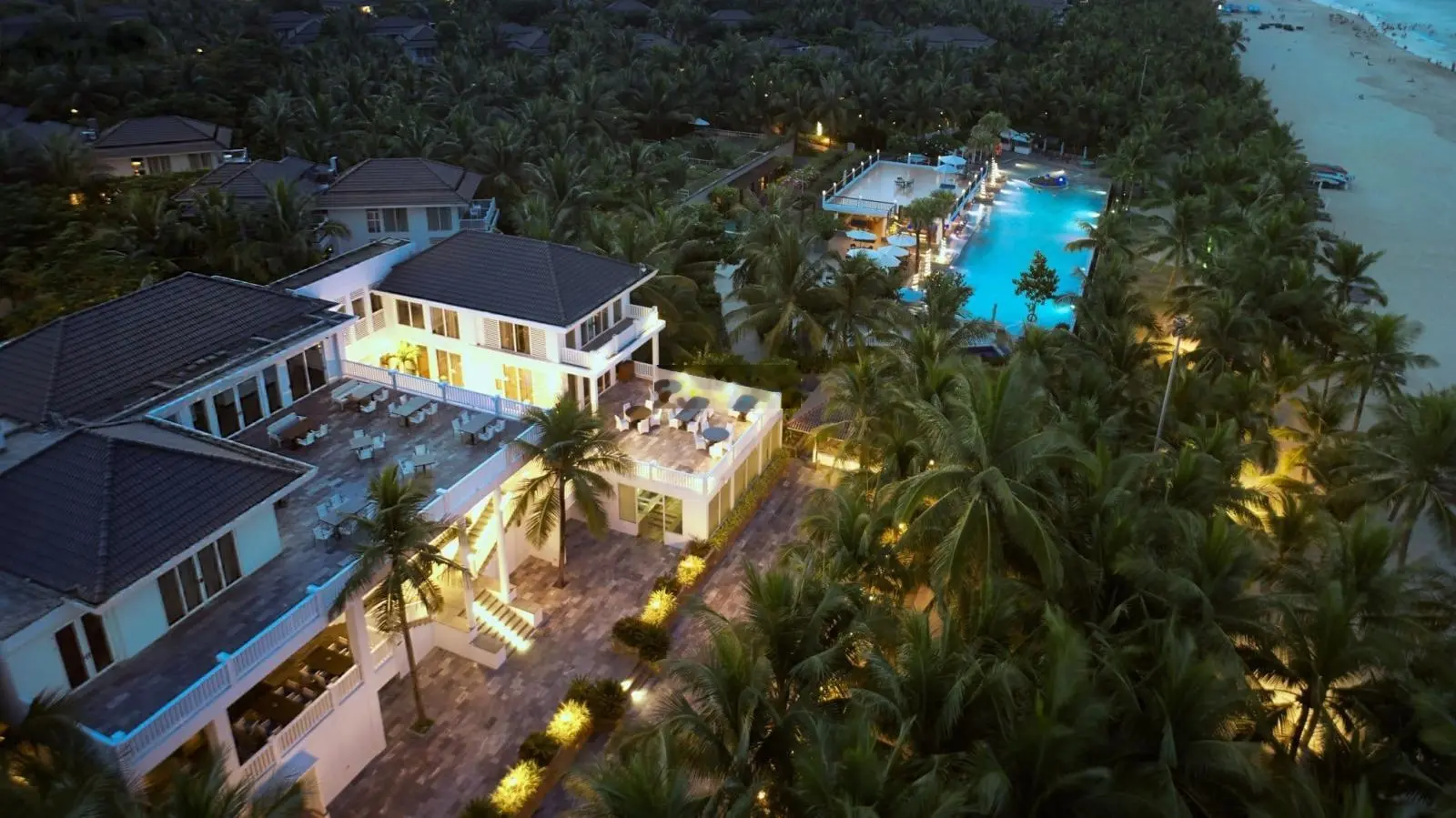 Giảm ngay 4 tỷ - bán gấp biệt thự nghỉ dưỡng Premier Village - mặt biển Mỹ Khê, Đà Nẵng