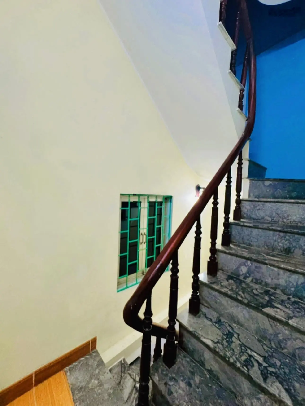 Chủ nhà cần bán gấp! Bán nhà Cầu Giấy, gần phố, ngõ ba gác, 35m2*4T, chào 5,7 tỷ có thương lượng