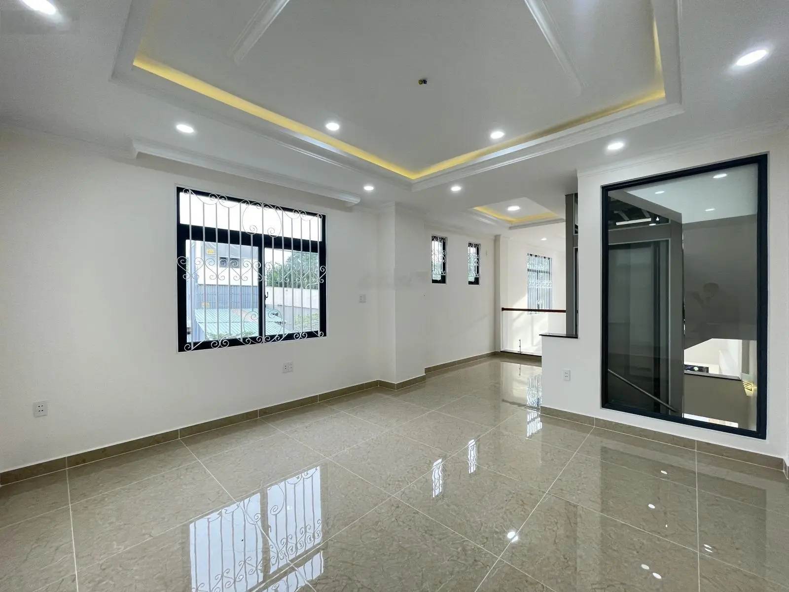 Nhà 1 trệt 5 lầu có thang máy, khu đồng bộ ven sông sài gòn, đường 9m liền kề vạn phúc city