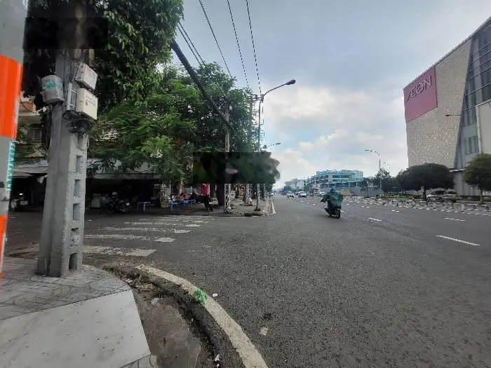 Nhà mặt tiền gần công viên khu Tên Lửa ít nhà bán