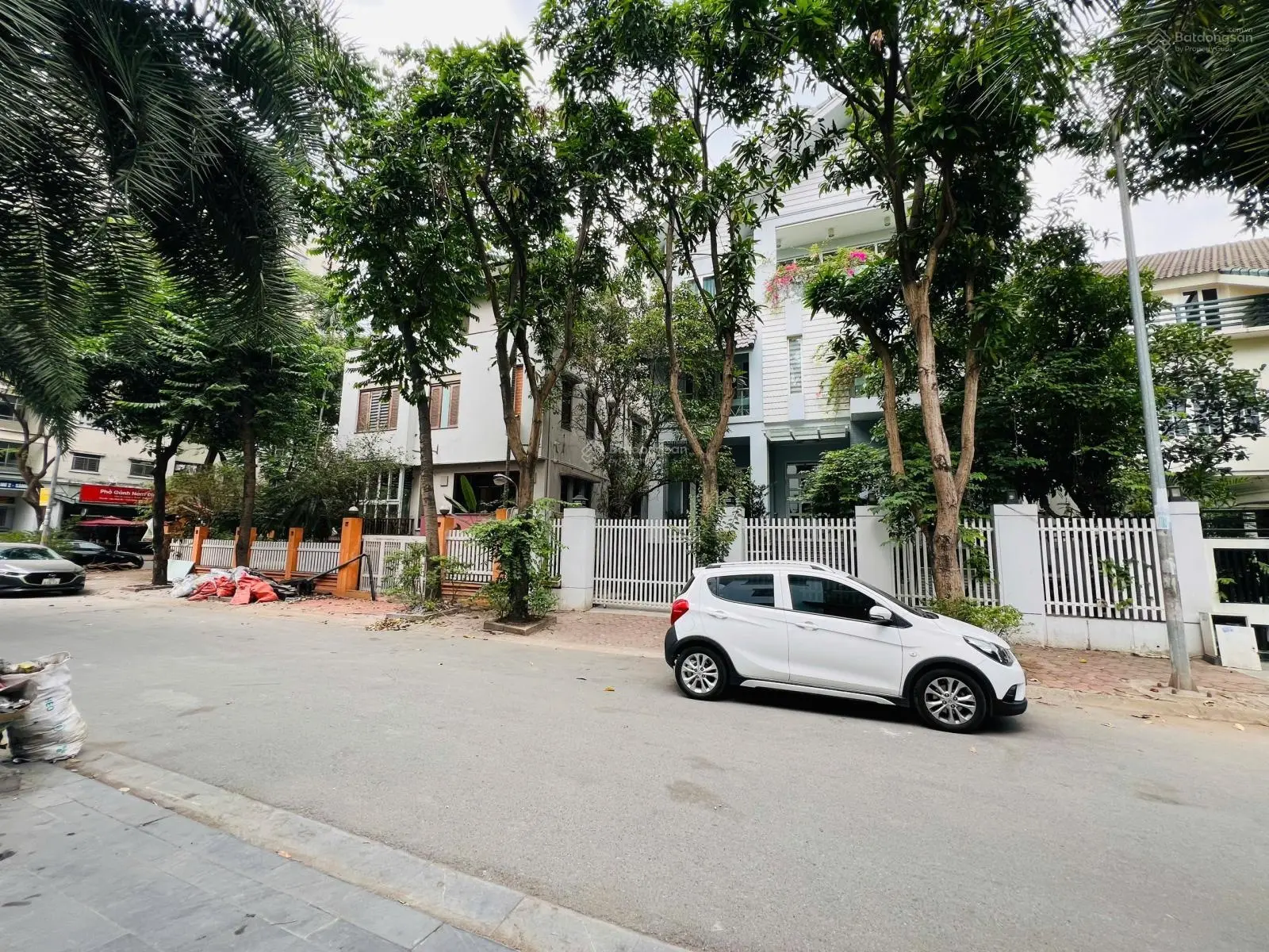 Chính chủ bán biệt thự Linh Đàm lô góc 614m2 - mặt tiền 50m, đường 30m vỉa hè kinh doanh giá 185tỷ