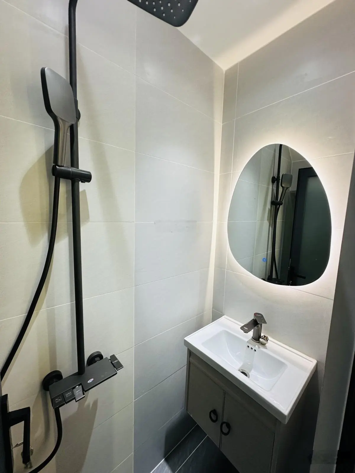 Nhà mới xây full nội thất trung tâm Quận 3. Nguyễn Thiện Thuật, 3 tầng BTCT nhỉnh 5 đồng