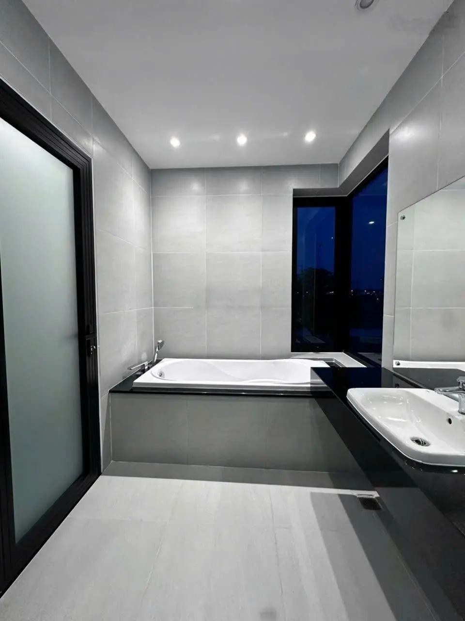 Căn biệt thự mới đường 27m Gói 7 KĐT Mỹ Gia. 216m2 ngang 10m, bao toàn bộ thuế phí sang nhượng