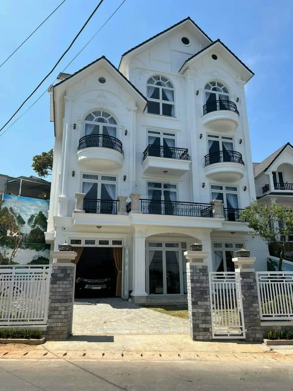 Bán biệt thự mới mặt tiền Trần Quang Khải, P. 08, TP Đà Lạt. DT: 306m2. Giá: 29,5 tỷ.LH: 0908 748 ***