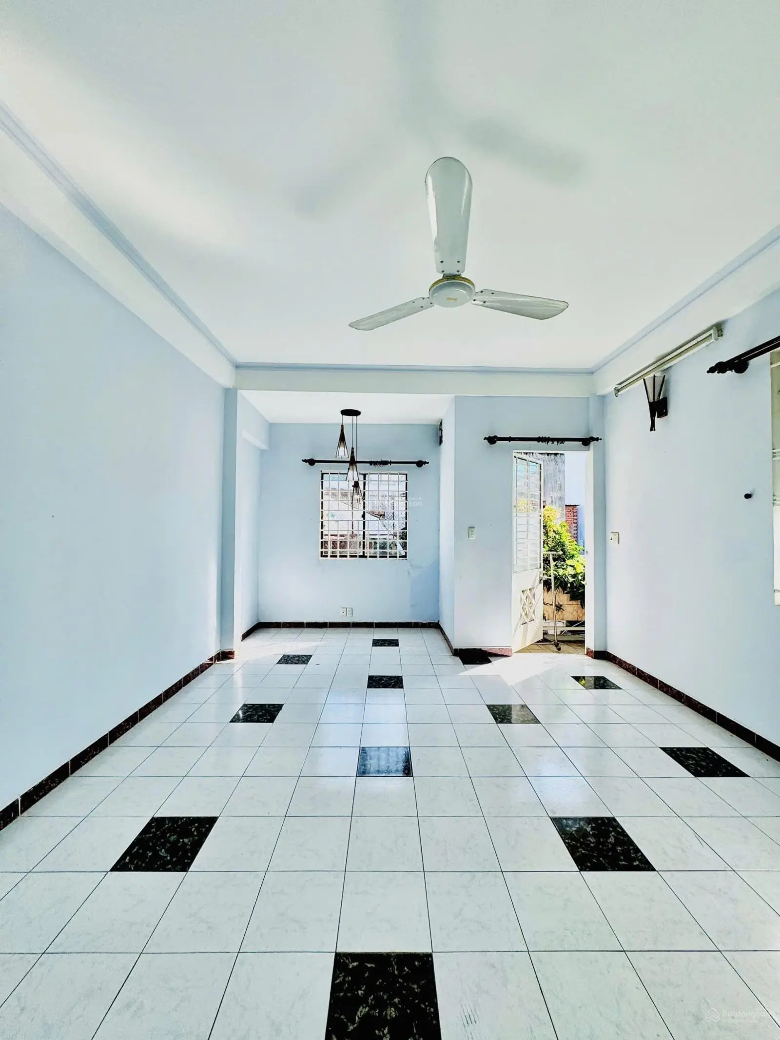 Lê quang định hẻm 1 sẹc dt 74m vuông 3 tầng lầu giá rẻ 3 phòng ngủ lớn LH 0906389979