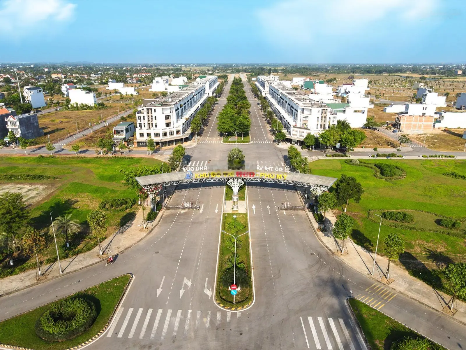 Bán nhanh lô đất đối diện công viên, đường 17,5m, sổ sẵn, hướng tây nam
