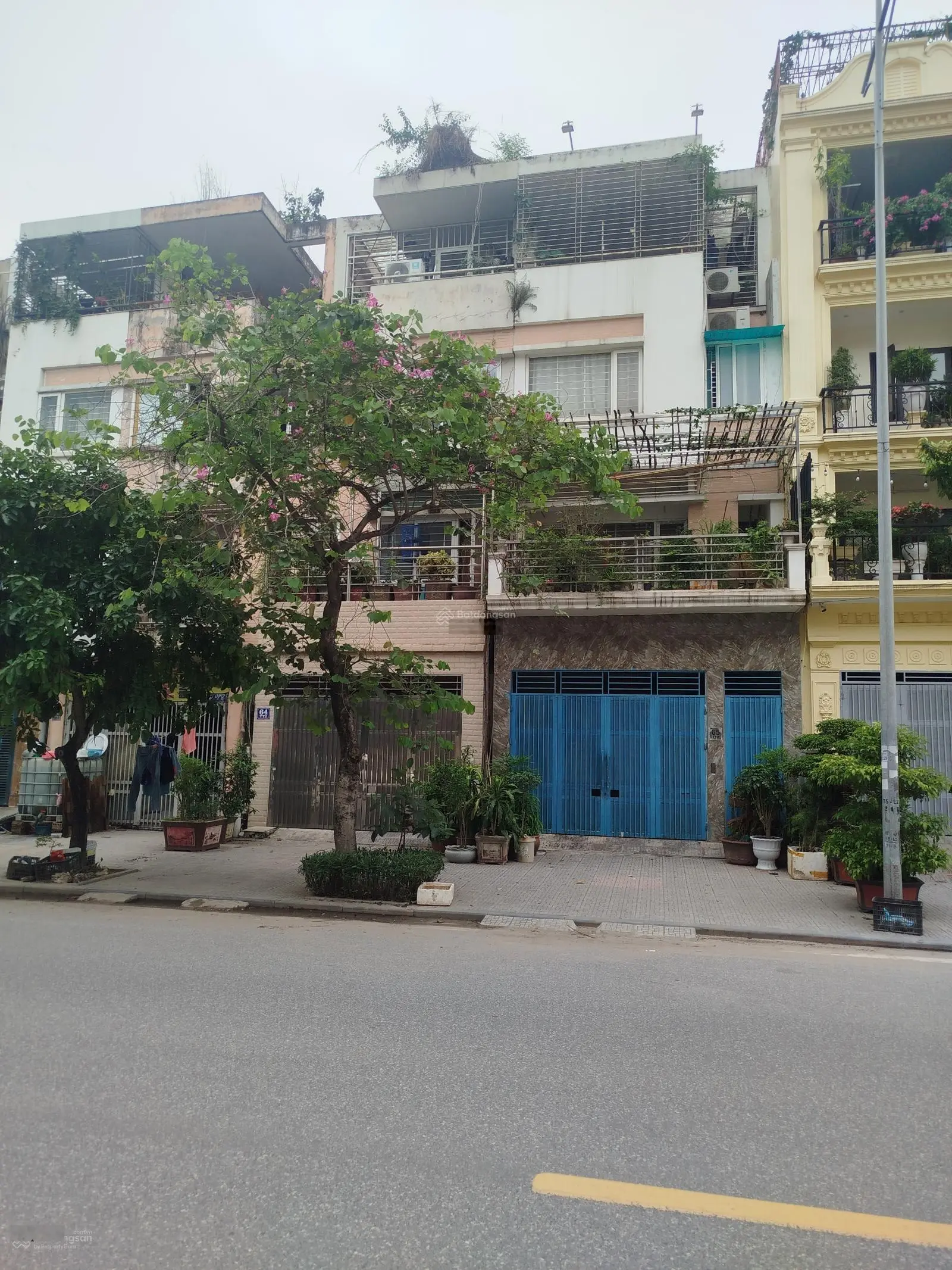 Mặt trục 24m - kinh doanh đa dạng - vỉa hè đá bóng - đang cho thuê kinh doanh 30 triệu Phú