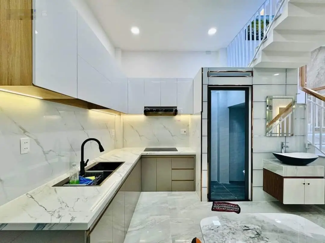 Dọn vào ở ngay nhà Chiêu Anh Các, Phường 5, quận 5 cần bán - Giá:4tỷ880/63m2. 2 tầng có sân thượng