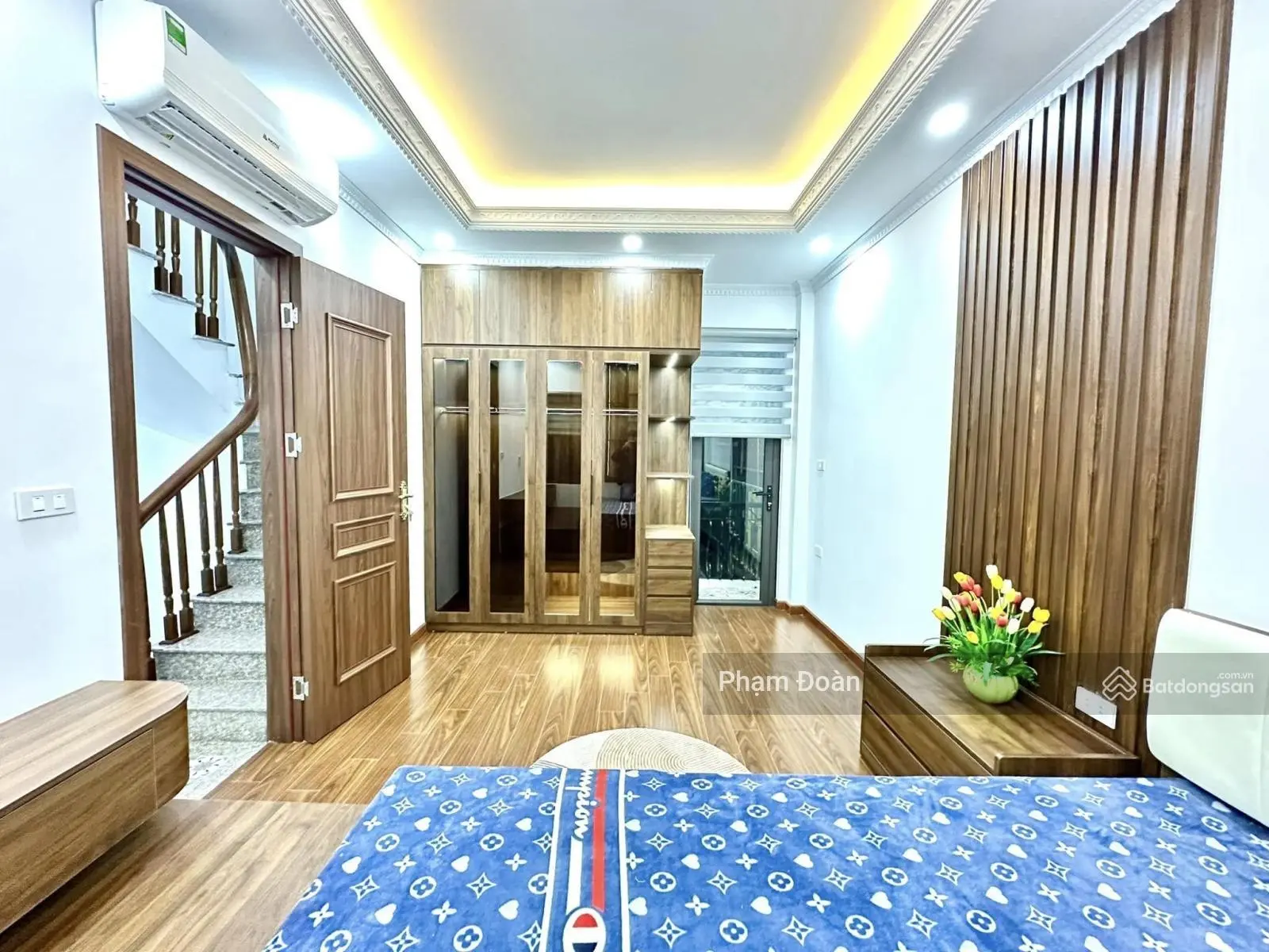 Nhà mặt phố ,giá trong ngõ ,ô tô tránh ,vỉa hè hai bên ,kinh doanh gần vườn hoa