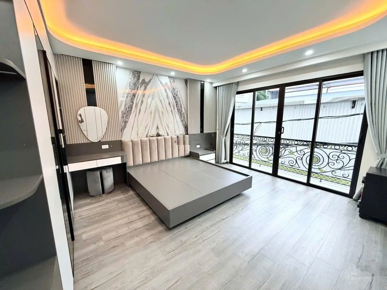 Tôi cần bán căn nhà số 28 ngõ 438 Ngọc Thụy 6 tầng mới, lô góc gara ôtô, thang máy, full đồ, 13.9tỷ