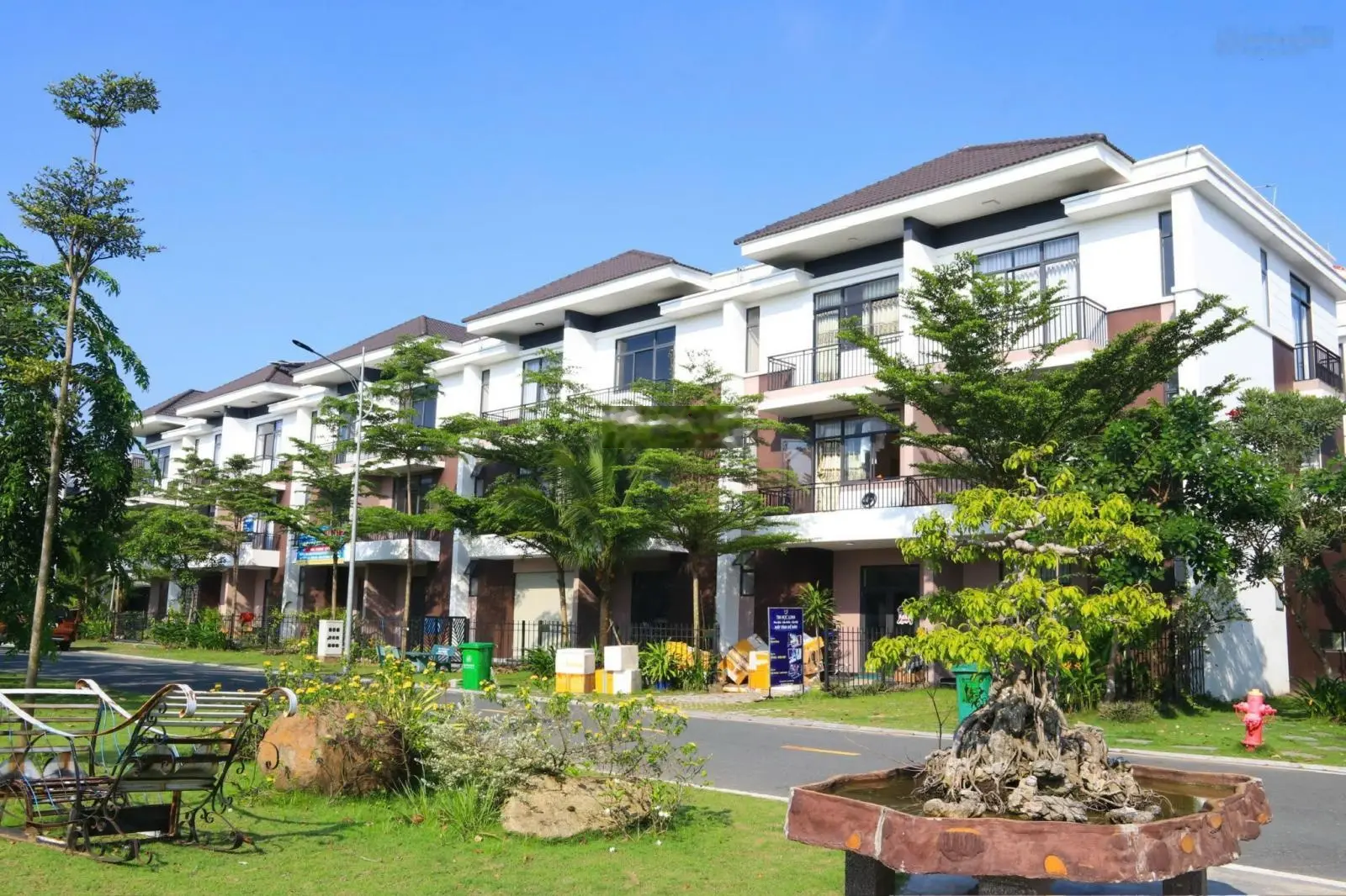 Bán gấp biệt thự đối diện công viên lớn. Diện tích: 6*15m. Giá rẻ, Lh: 0902.396.003