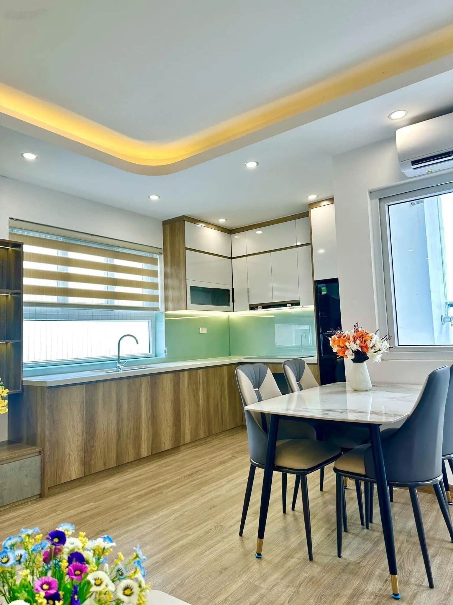 Chính chủ bán căn hộ ban công view hồ 77m2 đủ nội thất cực thoáng mát giá nhỉnh 2 tỷ