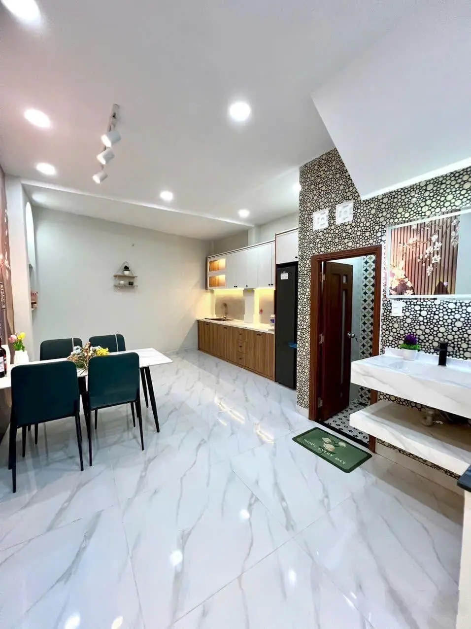 Chủ gửi nhà Nguyễn Văn Công 62m2 gần chợ Nguyễn Văn Công, SHR có sẵn HĐT 15tr/tháng, giá 2tỷ 170