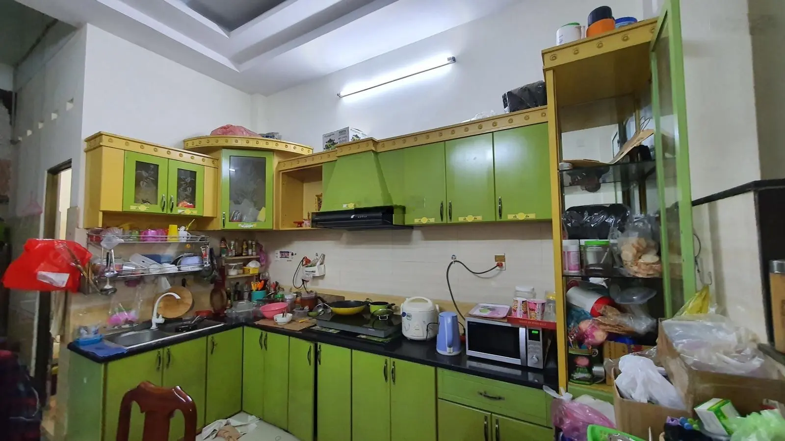 Nhà vị trí rất đẹp, xe hơi trước cửa, quay xe dễ dàng, gần đường lớn, 4m*15m đúc 3 lầu ST 4PN 4WC