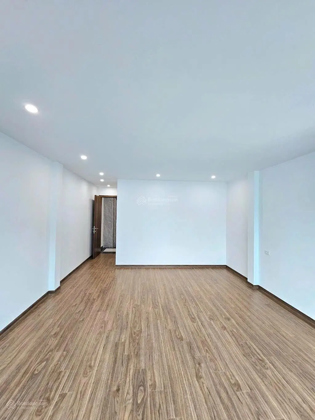 Bán nhà 50m x 6 tầng, lô góc 2 mặt thoáng, thang máy cao cấp, ô tô vào nhà phố Kẻ Tạnh, giá 9.45 tỷ