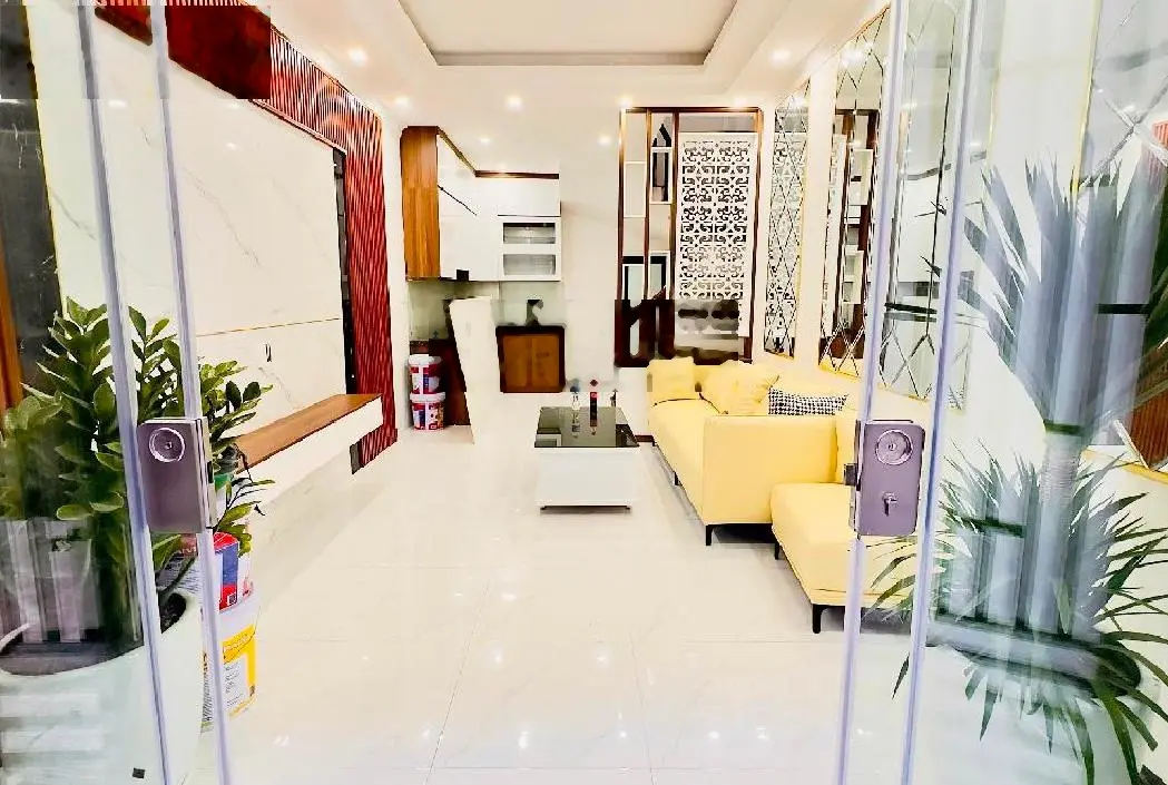 Bán nhà -phố nguyễn khoái-40m-5 tầng-mới kính kong-ở ngay-chính chủ-full nội thất-giá 4.5 tỷ