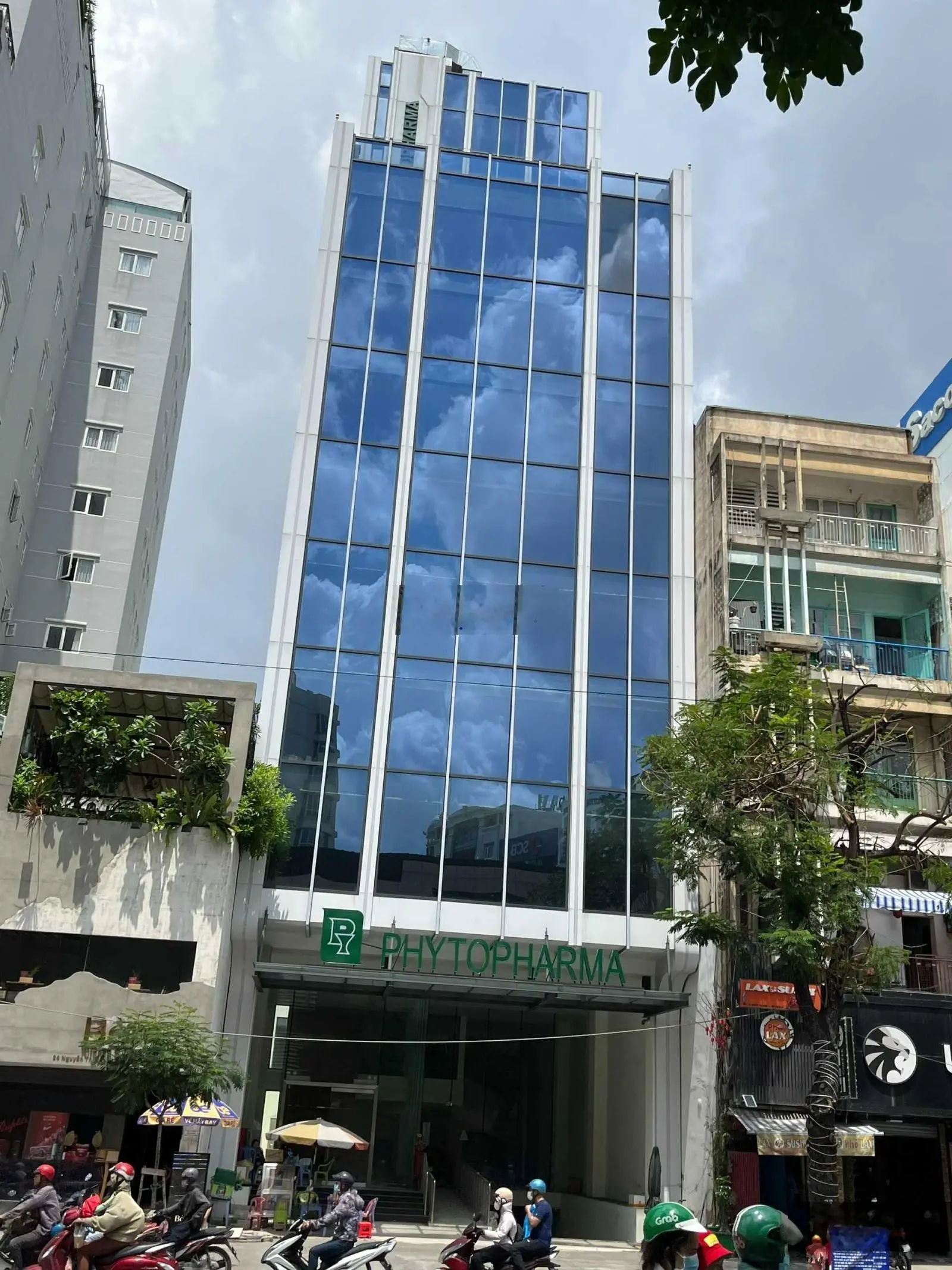 Bán tòa nhà văn phòng 3 mặt tiền đường Cộng Hòa. DT 8.8x25m. HẦM 8 TẦNG. HĐT 230t/ tháng. Giá 88 tỷ