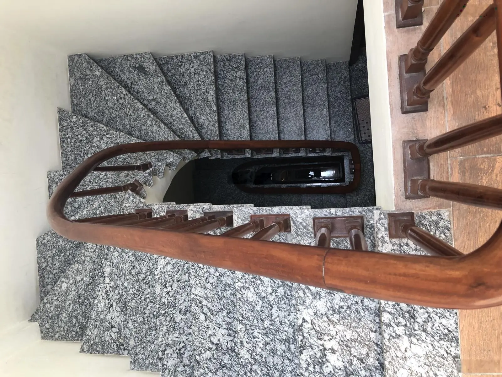Bán gấp nhà ngõ 206 cổ linh vị trí đẹp nhất khu vực aeon long biên. nhà xây 5 tầng - ô tô đỗ cổng