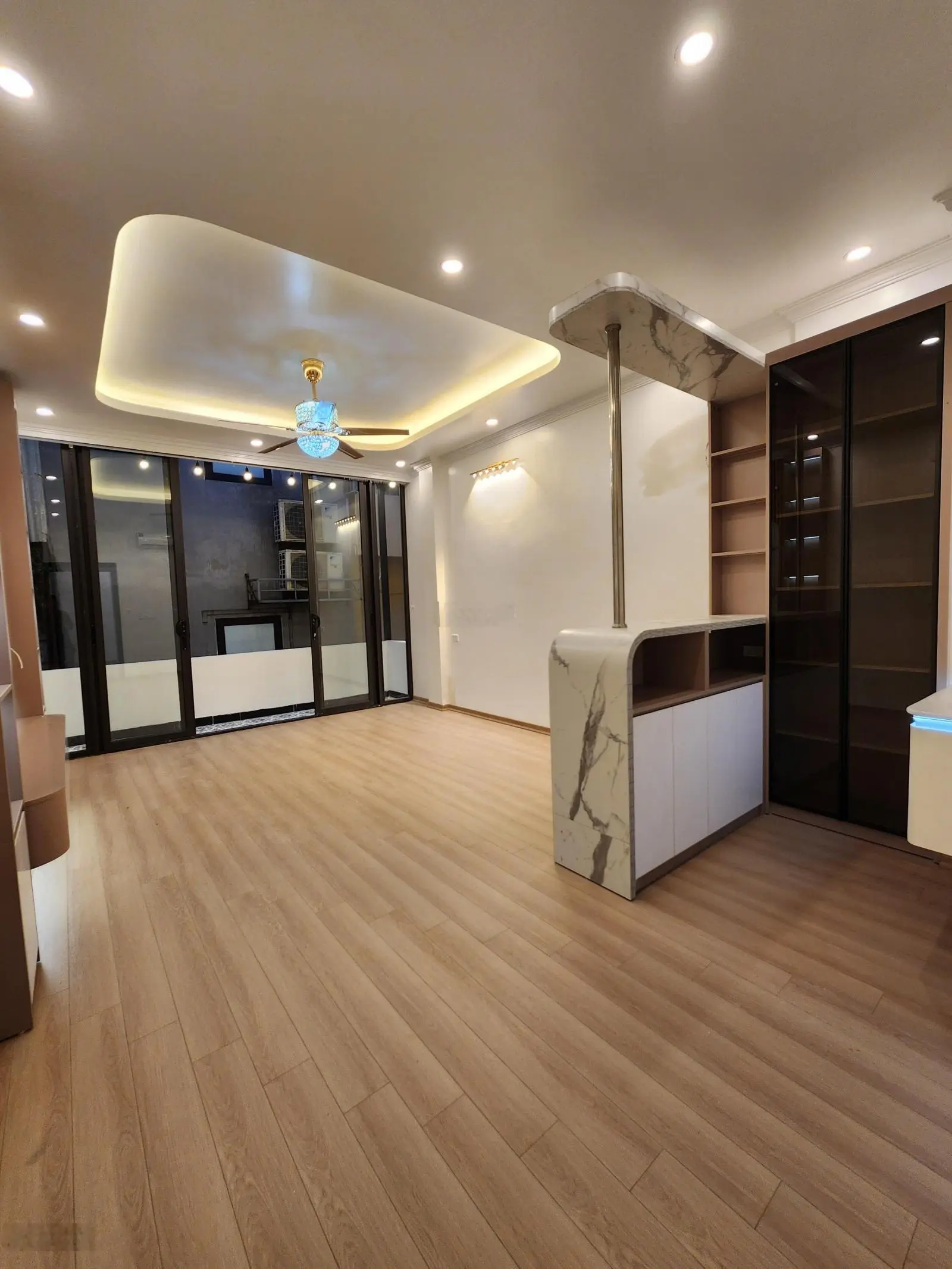 Đống Đa, Trung Liệt 40/50m2, 5 tầng, 4m mặt tiền, phân lô, thang máy, ô tô -Lh Giang 0979388189