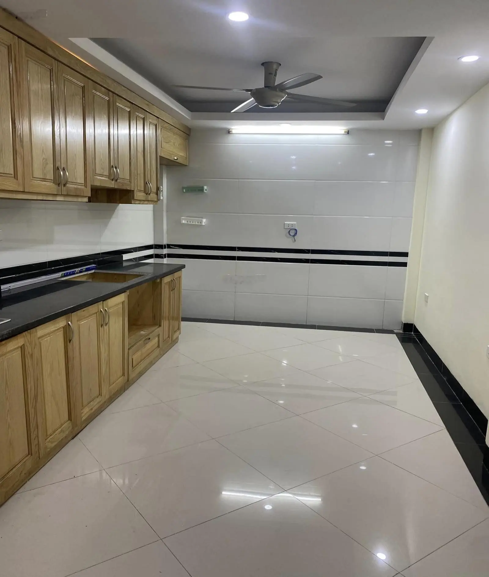 Nhà ngõ 247 phố Định Công, 35m2, 5 tầng, 4 ngủ, giá nhỉnh 5 tỷ, SĐCC, ngõ 2,5m, oto gần