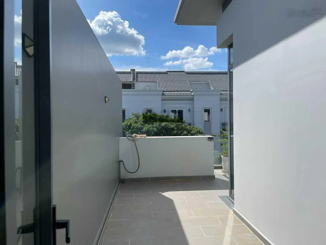 Bán nhà Phố Đông Village, DT 6x20m, trệt + 2 lầu, sổ hồng, nhà hoàn thiện mới đẹp, giá tốt