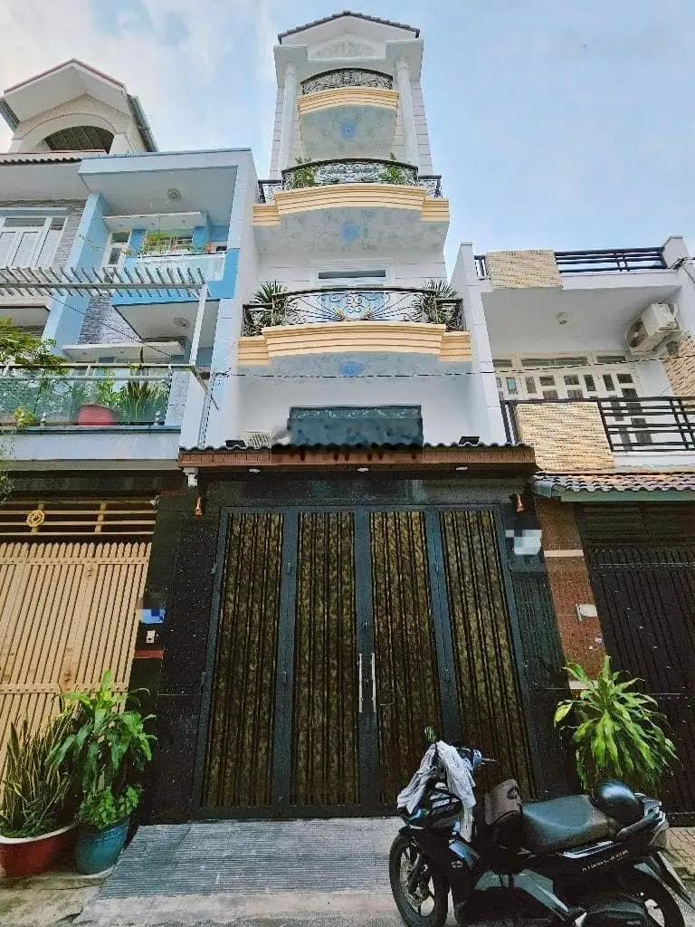 Đi nước ngoài định cư bán gấp nhà ở đường Bạch Vân, phường 5, quận 5, giá 2 tỷ 750 triệu