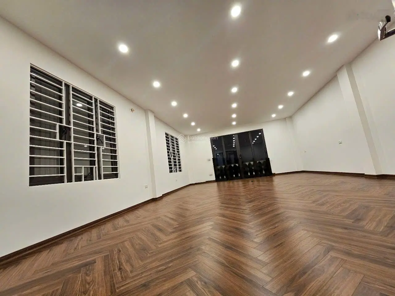 Bán nhà Thạch Bàn 80m2 7 tầng gara 2 ô tô bán tải để trong nhà, thang máy 650kg đường ô tô tránh