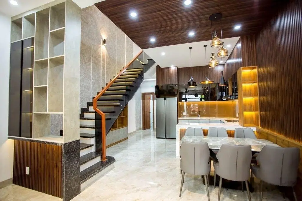 Nhà 3 tầng 7.6 tỷ thương lượng , gần hoàn thiện, 100m2 Hà Bồng - Hòa Xuân. Sách vali vào ở ngay