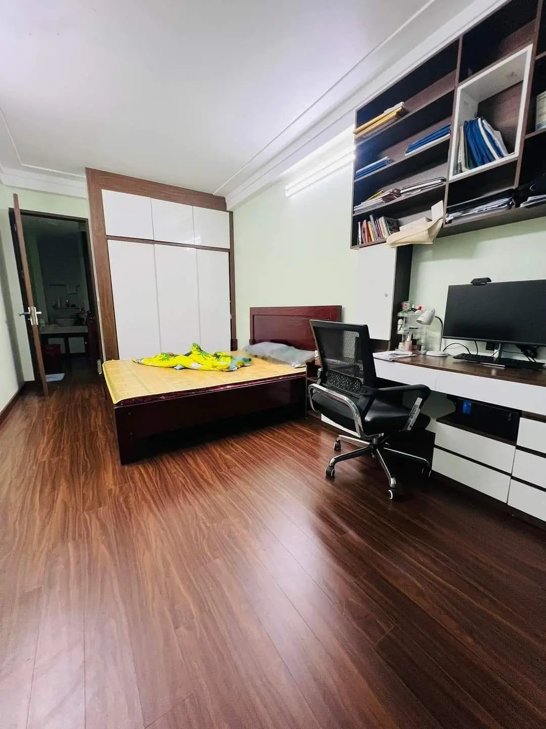 Hoa bằng - cầu giấy 8.9 tỷ , diện tích 32m2 - ngõ rộng ,3 bước ra chợ, oto đứng trước cửa.