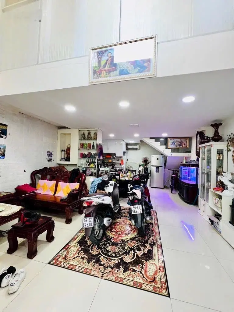 Chủ gửi bán gấp căn nhà sát chợ Hiệp Bình, DT 100m2 giá nhỉnh 5 tỷ nhẹ, SHR, sang tên nhanh.