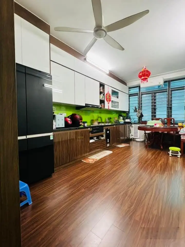 Hoa bằng - cầu giấy 8.9 tỷ , diện tích 32m2 - ngõ rộng ,3 bước ra chợ, oto đứng trước cửa.