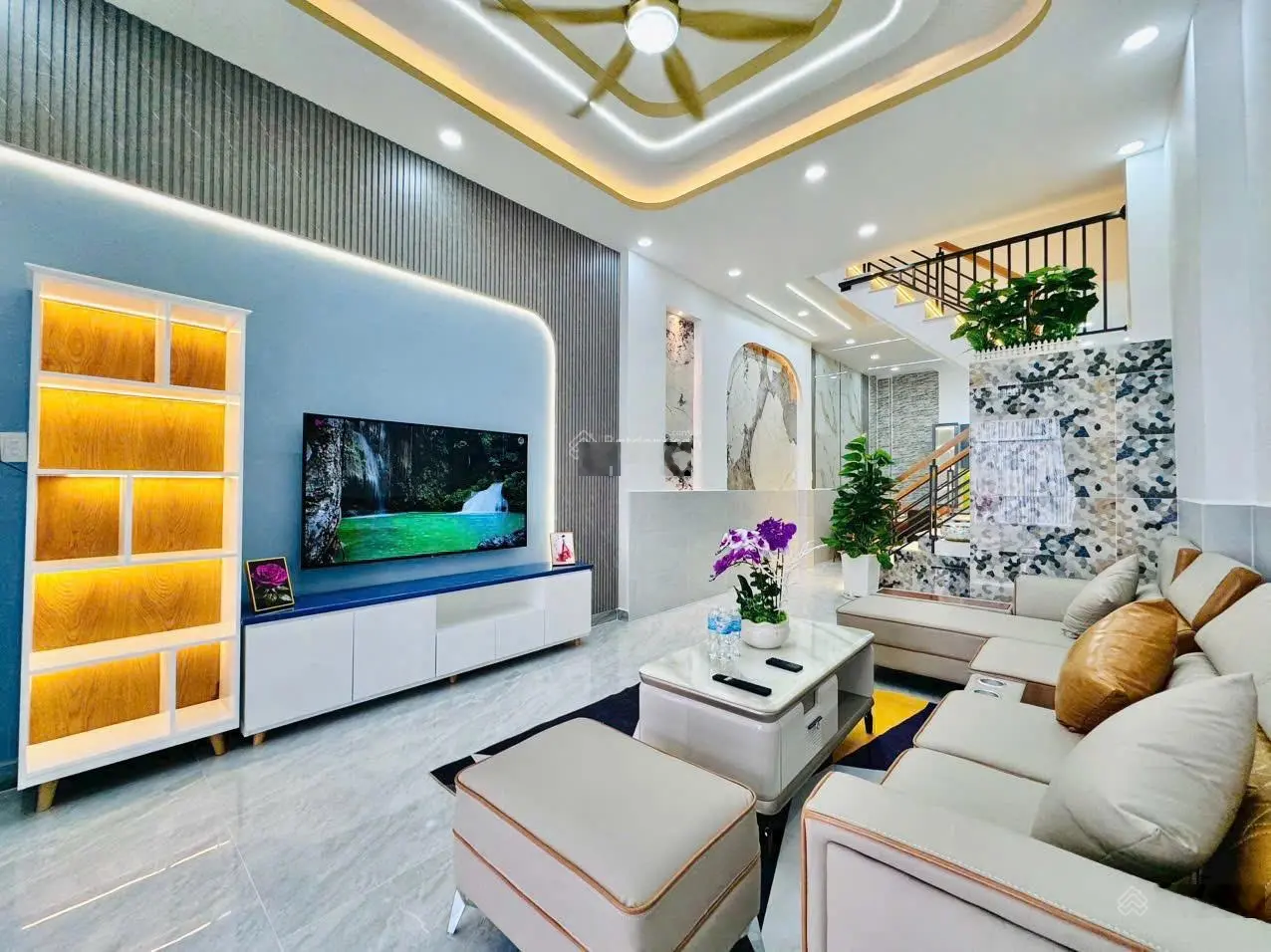 Chính chủ kẹt tiền bán nhà GIÁ 3TỶ550 Đ.Trần Não, Q.2. DT 60m2. HĐ thuê 16tr/tháng. Nhà 1T2L. SHR
