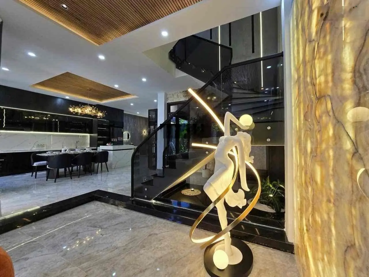 Đặng Huy Trứ, villa 3 tầng 210m2 sát biển. Giá 1x tỷ