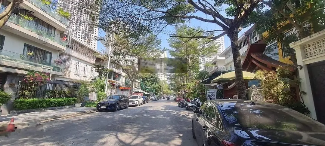 Gia đình cần bán Biệt thự KĐT Văn Khê, Hà Đông 165m2, 3 tầng, mặt tiền 10m, giá chỉ 30 tỷ