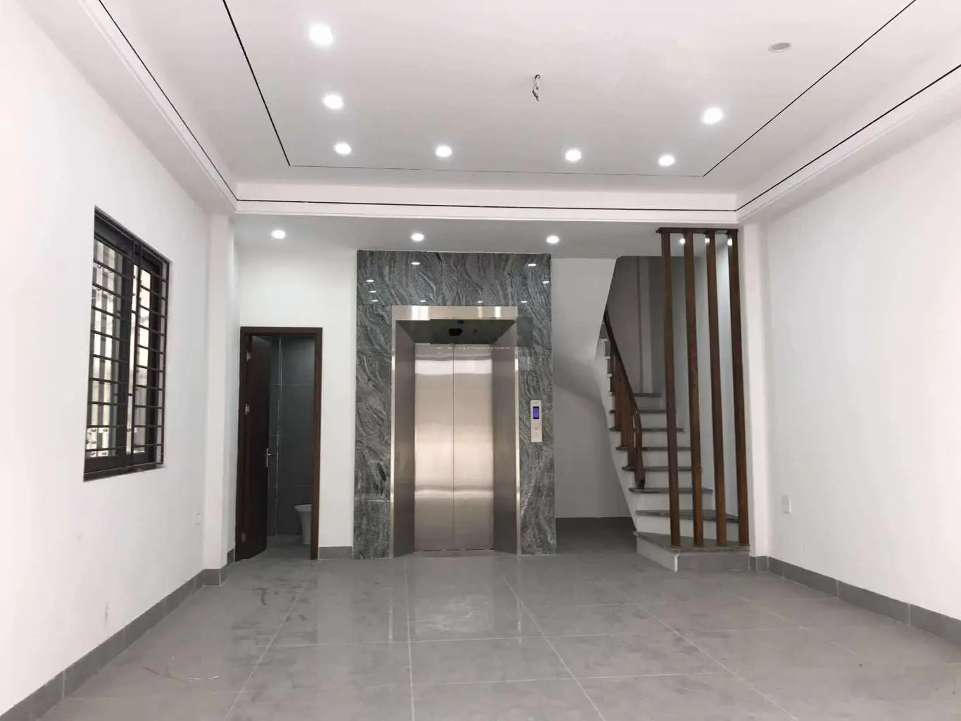 NHÀ LÔ GÓC GARA Ô TÔ THANG MÁY FULL NỘI THẤT Phố Ái Mộ, Long Biên 67m sử dụng 6.5