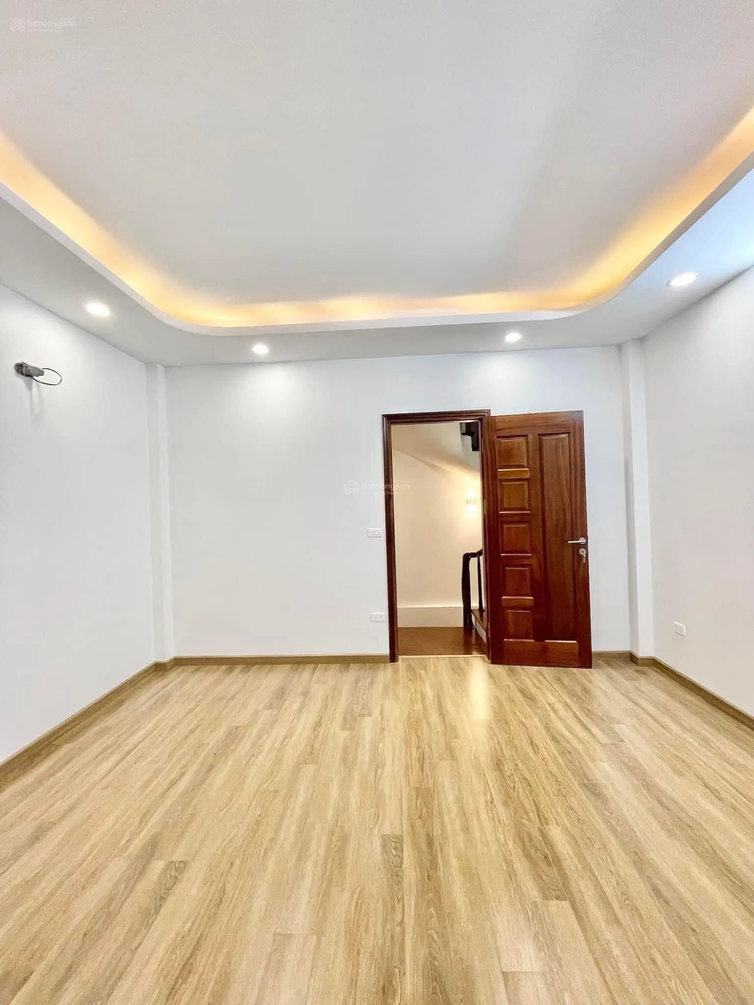 Bán nhà Lĩnh Nam 30m2x5 tầng, 4,6tỷ. 20m oto tránh, gần Sunshine, hồ Vĩnh Hoàng, cầu Mai Động