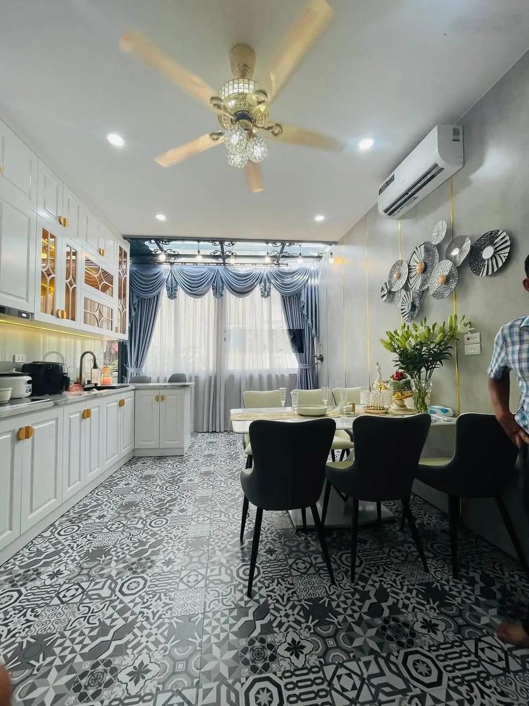 Lương Định Của, Đống Đa. DT 33m² x 4 tầng, MT 3,7m, giá 8,65 tỷ. Nội thất xịn, thang máy nhập khẩu.