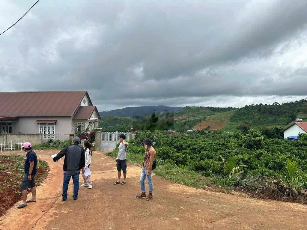 Bán đất cách Đà Lạt 16km giá 823tr/343m2 có thổ cư,100m ra đường nhựa