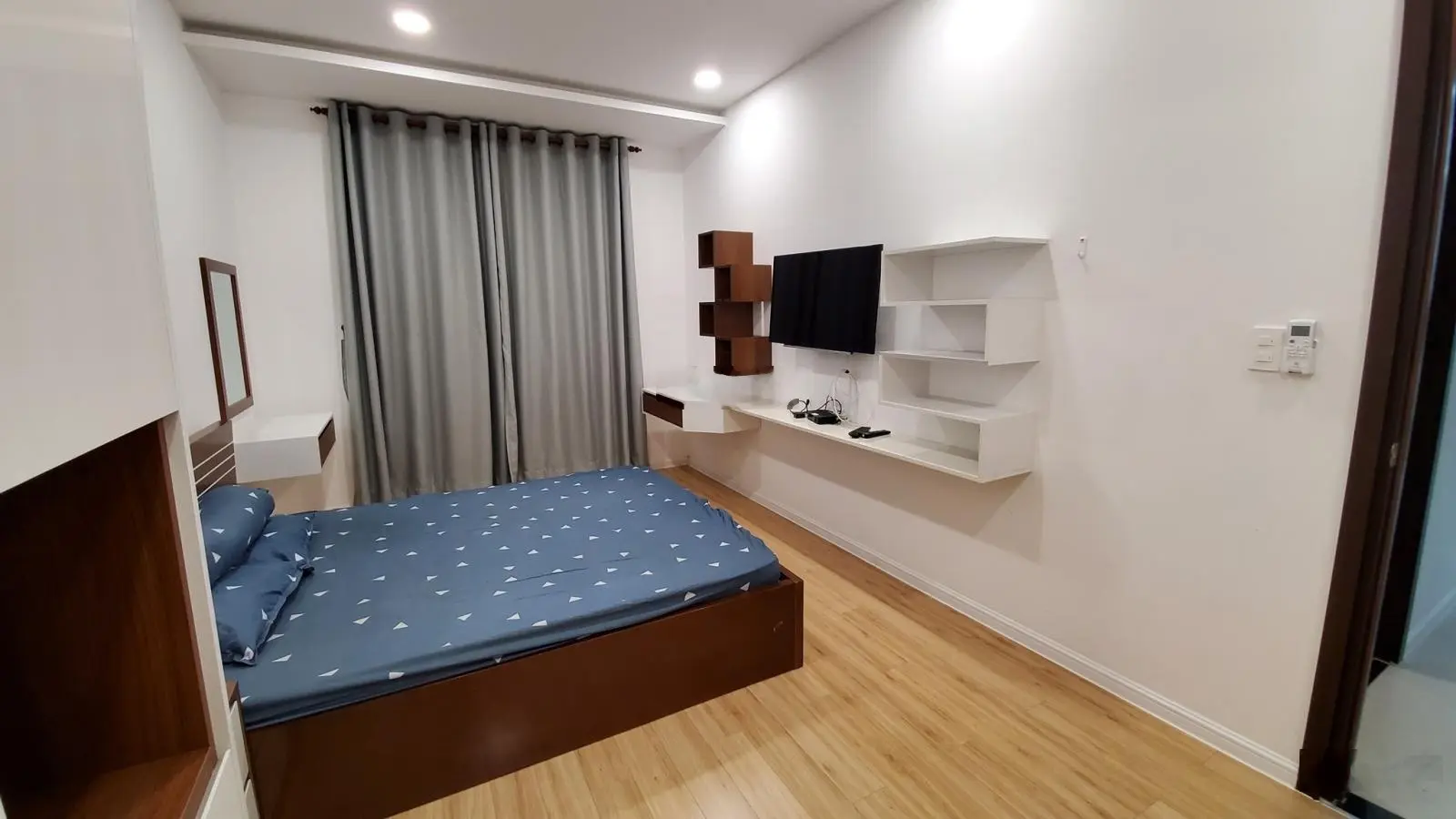 Chính chủ cần bán gấp căn hộ Xi Grand Court - Quận 10, DT 70m2 2PN - 2WC full NT giá 1 tỷ 990 triệu
