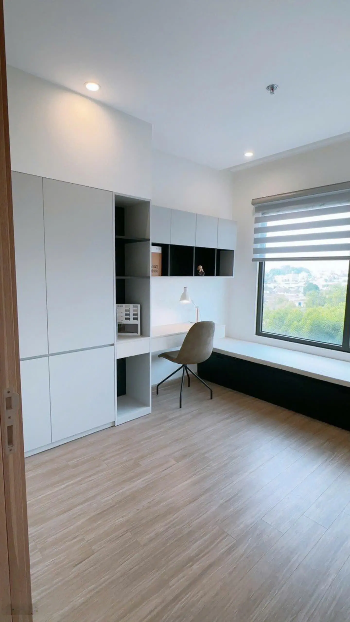 Bán nhanh căn 3 phòng ngủ, full nội thất, đã có sổ, giá 4ty bao thuế phí, đang cho thuê