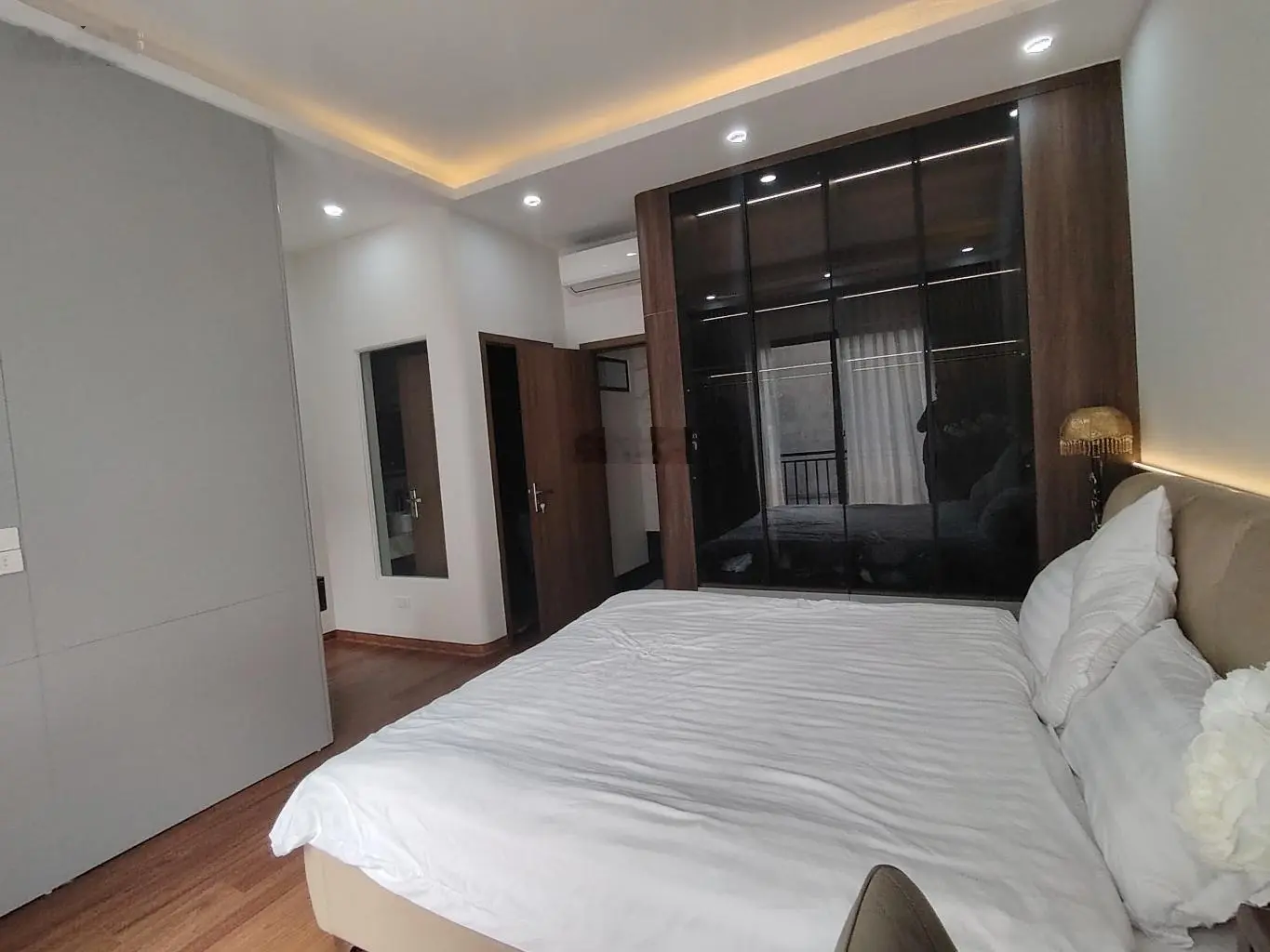 Bán nhà mới xây 7 tầng thang máy lô góc full nội thất ngõ nguyễn văn cừ bồ đề 42m mt 5,2m