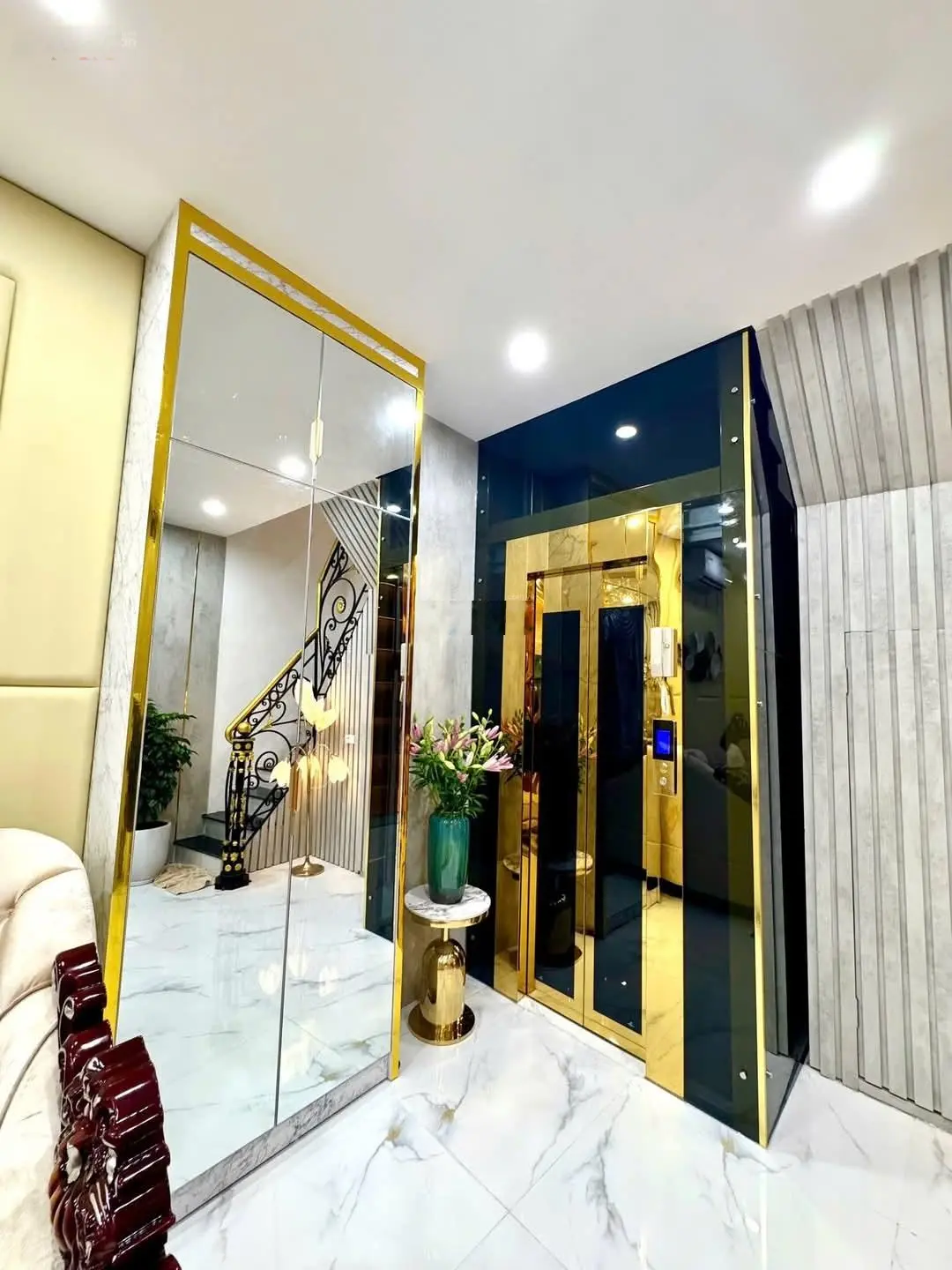 Lương Định Của, Đống Đa. DT 33m² x 4 tầng, MT 3,7m, giá 8,65 tỷ. Nội thất xịn, thang máy nhập khẩu.