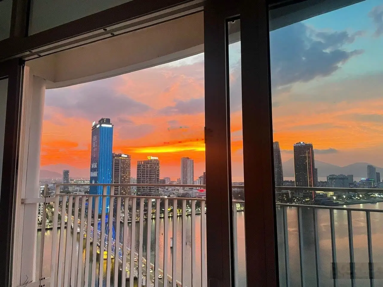 Chủ cắt lỗ căn 2PN 109m2 tầng cao view trực diện sông Hàn Azura Đà Nẵng. Sổ vĩnh viễn, giá sụp hầm