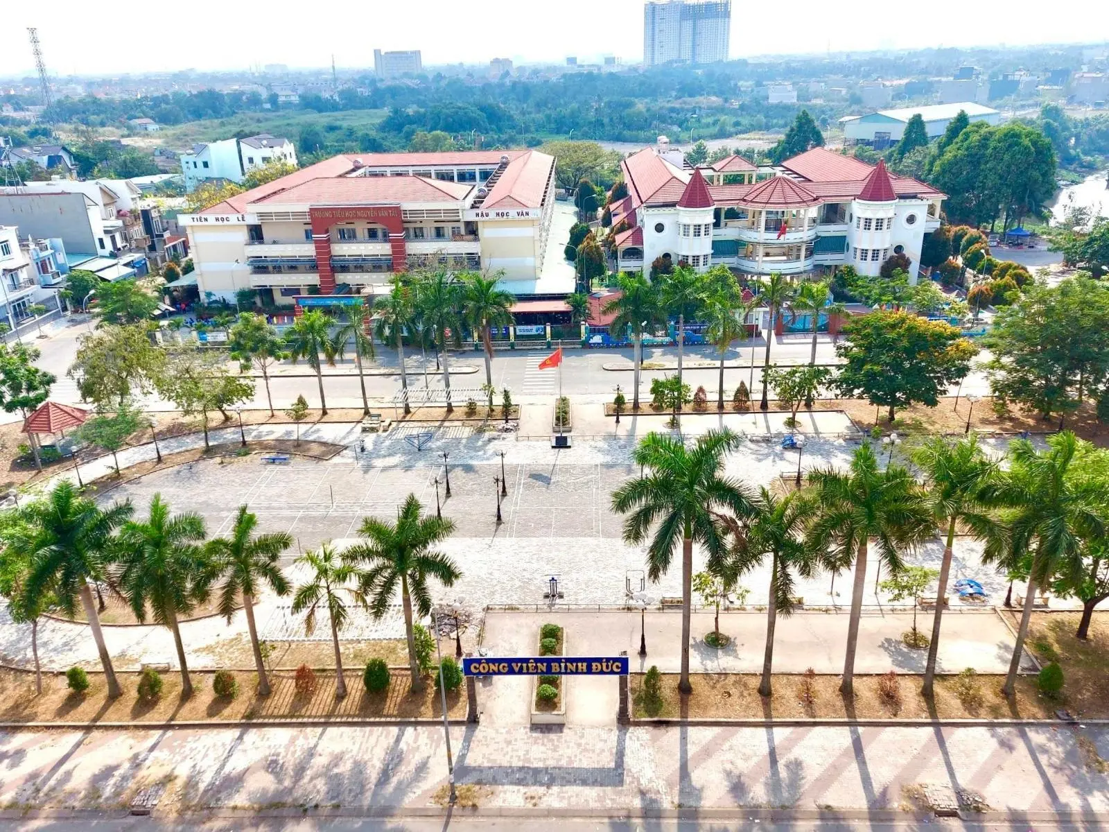 Bán gấp căn hộ sổ hồng riêng Fresca Riverside - DT 70m2 (2PN, 2WC) - View hồ bơi thoáng mát