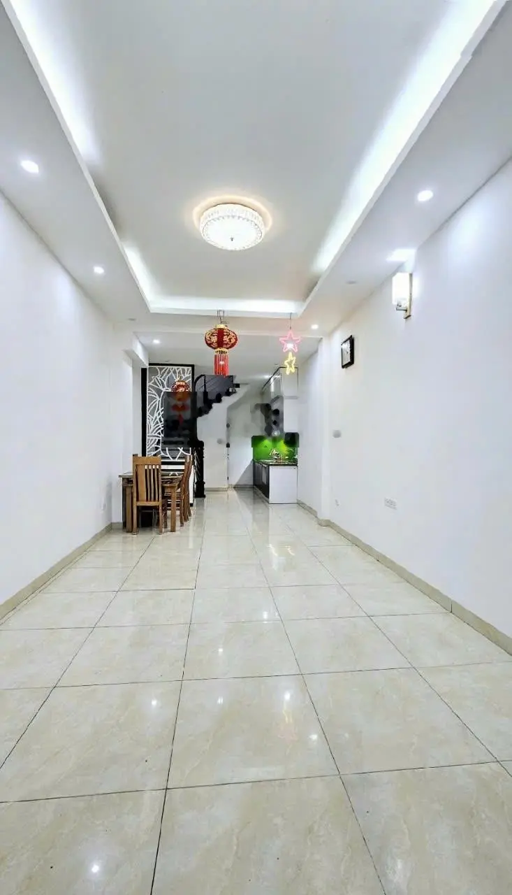Nhà đẹp cạnh kđt việt hưng long biên, gần phố, giá hời